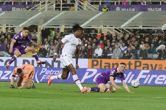 FLORENCE, ITALY - MARCH 30: Rafael Leao of AC Milan scores a goal during the Serie A TIM match between ACF Fiorentina and AC Milan - Serie A TIM at Stadio Artemio Franchi on March 30, 2024 in Florence, Italy.(Photo by Gabriele Maltinti/Getty Images) “Errare è Italiano, perseverare diabolico”: come si fa a non parlare del futuro?- immagine 3