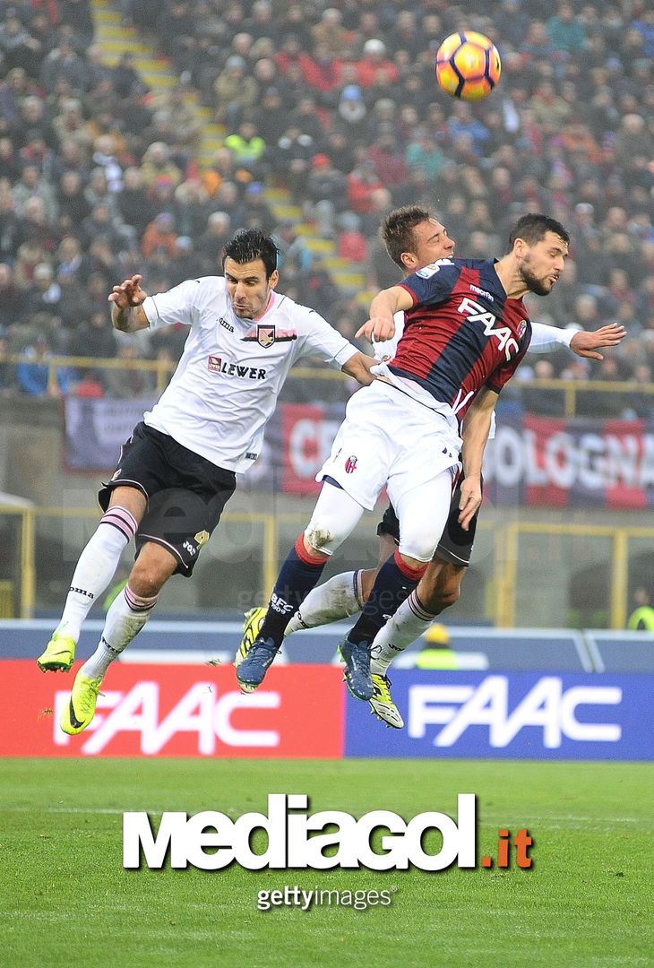  BOLOGNA, ITALY - NOVEMBER 20: Mattia Destro # 10 of Bologna FC in action during the Serie A match between Bologna FC and US Citta di Palermo at Stadio Renato Dall'Ara on November 20, 2016 in Bologna, Italy.  (Photo by Mario Carlini / Iguana Press/Getty Images) 