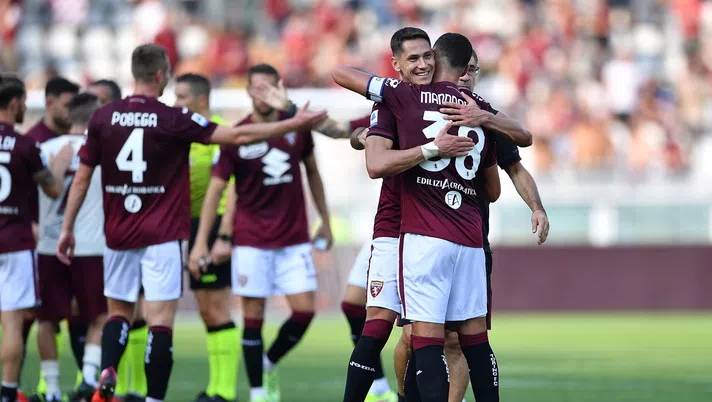 TURIN, ITALY - SEPTEMBER 12:  Sasa Lukic (L) of Torino FC celebrates victory with team mate Rolando Mandragora at the end of the Serie A match between Torino FC and US Salernitana at Stadio Olimpico di Torino on September 12, 2021 in Turin, Italy.  (Photo by Valerio Pennicino/Getty Images)