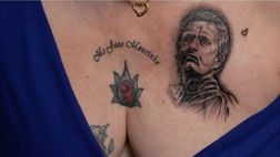 E’ pazza di Mourinho: se lo tatua sul seno. E’ il regalo di Natale del marito