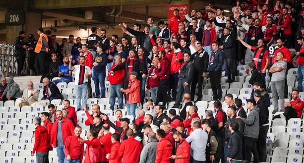 La rabbia dei tifosi del Karagumruk nel corso dell'ultima partita persa... Karagumruk, tifosi stufi: perso anche il derby, nubi fosche sulla panchina di Andrea Pirlo- immagine 2