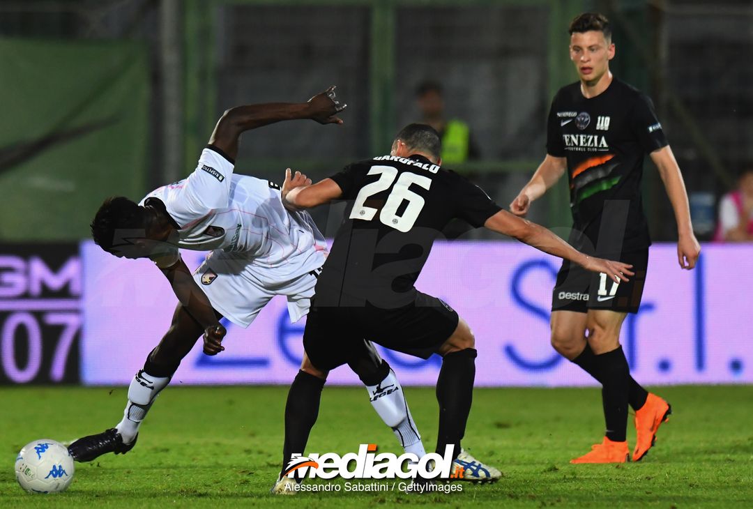  VENICE, ITALY - APRIL 27:  Eddy Gnahore of US Citta di Palermo competes for the ball whit Agostino Garofalo of Venezia FC during the serie B match between Venezia FC and US Citta di Palermo at Stadio Pier Luigi Penzo on April 27, 2018 in Venice, Italy.  (Photo by Alessandro Sabattini/Getty Images) 