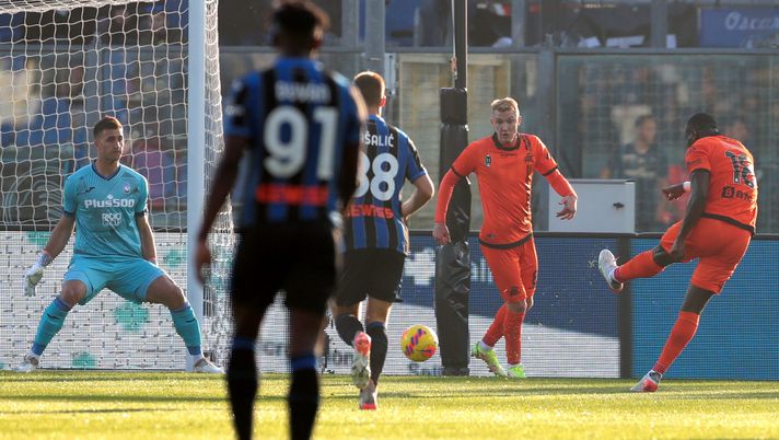 BERGAMO, ITALY - NOVEMBER 20: M’Bala Nzola of Spezia Calcio scores the opening goal during the Serie A match between Atalanta BC and Spezia Calcio at Gewiss Stadium on November 20, 2021 in Bergamo, Italy. (Photo by Emilio Andreoli/Getty Images) Fantacalcio Spezia, Nzola e altri tre salteranno la sfida di Roma: i motivi - immagine 1