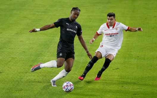  SEVILLE, SPAIN - OCTOBER 28: Brandon Soppy of Stade Rennais FC is challenged by Marcos Acuna of Sevilla FC during the UEFA Champions League Group E stage match between FC Sevilla and Stade Rennais at Estadio Ramon Sanchez Pizjuan on October 28, 2020 in Seville, Spain. Sporting stadiums around Spain remain under strict restrictions due to the Coronavirus Pandemic as Government social distancing laws prohibit fans inside venues resulting in games being played behind closed doors. (Photo by Fran Santiago/Getty Images) 