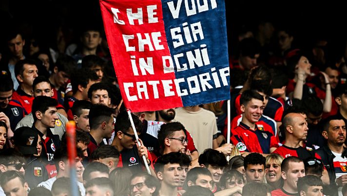 GENOA, ITALY - MAY 21: Fans of Genoa are seen on the stands prior to kick-off in the Serie A match between Genoa CFC and Bologna Fc at Stadio Luigi Ferraris on May 21, 2022 in Genoa, Italy. (Photo by Getty Images) Il derby dell’amore: orgoglio genoano, dopo il “funerale” organizzato dai sampdoriani - immagine 1