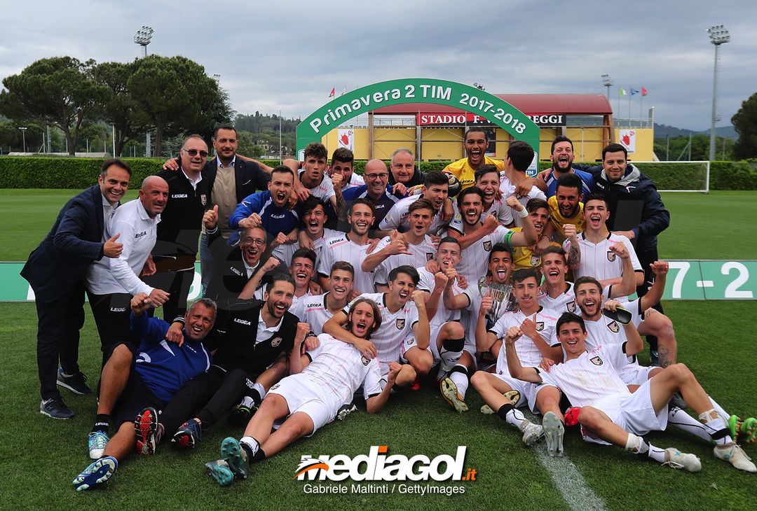  FLORENCE, ITALY - MAY 16: All players of US Citta' di Palermo U19 celebrate the victory during the SuperCoppa primavera 2 match between Novara U19 and US Citta di Palermo U19 at Centro Tecnico Federale di Coverciano on May 16, 2018 in Florence, Italy.  (Photo by Gabriele Maltinti/Getty Images) 