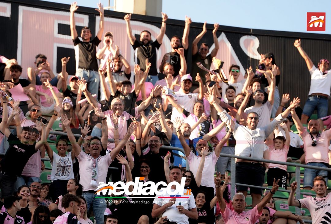 Fototifo, facce da Serie B. I tifosi allo stadio per Palermo-Padova 1-0 - immagine 95