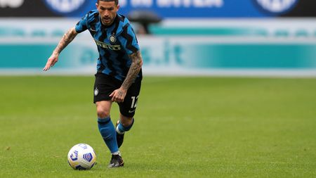 MILAN, ITALY - APRIL 11: Stefano Sensi of FC Internazionale in action during the Serie A match between FC Internazionale and Cagliari Calcio at Stadio Giuseppe Meazza on April 11, 2021 in Milan, Italy. Sporting stadiums around Italy remain under strict restrictions due to the Coronavirus Pandemic as Government social distancing laws prohibit fans inside venues resulting in games being played behind closed doors. (Photo by Emilio Andreoli - Inter/Inter via Getty Images) MILAN, ITALY - APRIL 11: Stefano Sensi of FC Internazionale in action during the Serie A match between FC Internazionale and Cagliari Calcio at Stadio Giuseppe Meazza on April 11, 2021 in Milan, Italy. Sporting stadiums around Italy remain under strict restrictions due to the Coronavirus Pandemic as Government social distancing laws prohibit fans inside venues resulting in games being played behind closed doors. (Photo by Emilio Andreoli - Inter/Inter via Getty Images)