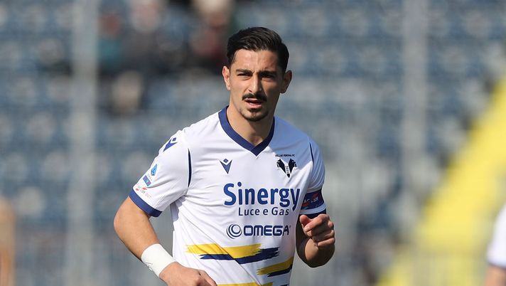 EMPOLI, ITALY - MARCH 20: Koray Gunter of Hellas Verona looks on during the Serie A match between Empoli FC and Hellas Verona FC at Stadio Carlo Castellani on March 20, 2022 in Empoli, Italy. (Photo by Gabriele Maltinti/Getty Images) UFFICIALE – Gunter è un giocatore della Sampdoria: come gestirlo al fantacalcio - immagine 1