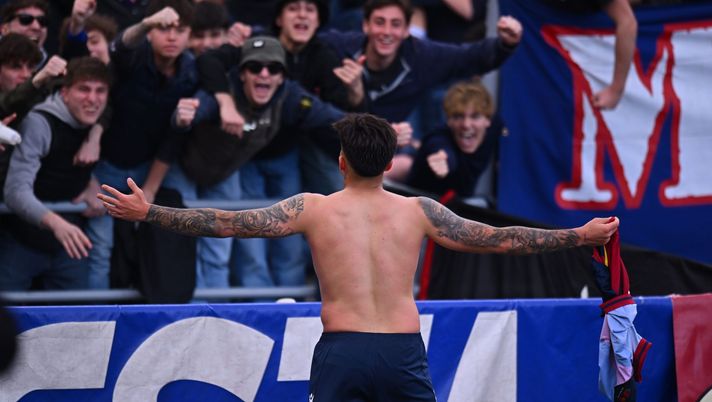 BOLOGNA, ITALY - MARCH 16: Santiago Castro of Bologna celebrates after scoring his team fourth goal during the Serie A match between Bologna and SS Lazio at Stadio Renato Dall'Ara on March 16, 2025 in Bologna, Italy. (Photo by Alessandro Sabattini/Getty Images) Scala e sentiero verso il paradiso: 33 i gol segnati dal Bologna nei secondi tempi- immagine 1