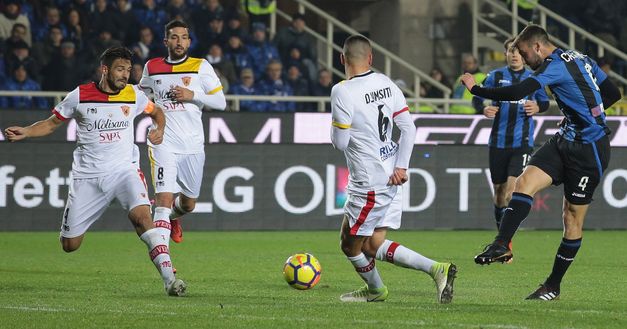 BERGAMO, ITALY - NOVEMBER 27: Bryan Cristante of Atalanta BC (R) scores the opening goal during the Serie A match between Atalanta BC and Benevento Calcio at Stadio Atleti Azzurri d'Italia on November 27, 2017 in Bergamo, Italy. (Photo by Emilio Andreoli/Getty Images) BERGAMO, ITALY - NOVEMBER 27: Bryan Cristante of Atalanta BC (R) scores the opening goal during the Serie A match between Atalanta BC and Benevento Calcio at Stadio Atleti Azzurri d'Italia on November 27, 2017 in Bergamo, Italy. (Photo by Emilio Andreoli/Getty Images)