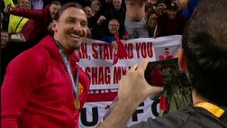 Manchester United, cosa non si fa per convincere Ibrahimovic. Ma questo tifoso esagera!