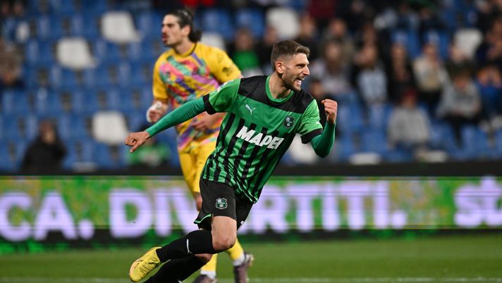 REGGIO NELL'EMILIA, ITALY - MARCH 17: Domenico Berardi of US Sassuolo celebrates after scoring the team's first goal during the Serie A match between US Sassuolo and Spezia Calcio at Mapei Stadium - Citta' del Tricolore on March 17, 2023 in Reggio nell'Emilia, Italy. (Photo by Alessandro Sabattini/Getty Images) Serie A, Sassuolo-Empoli 2-1: decide una doppietta di Berardi in rimonta - immagine 1
