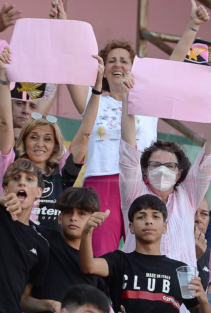 Fototifo, facce da Serie B. I tifosi allo stadio per Palermo-Padova 1-0 - immagine 53