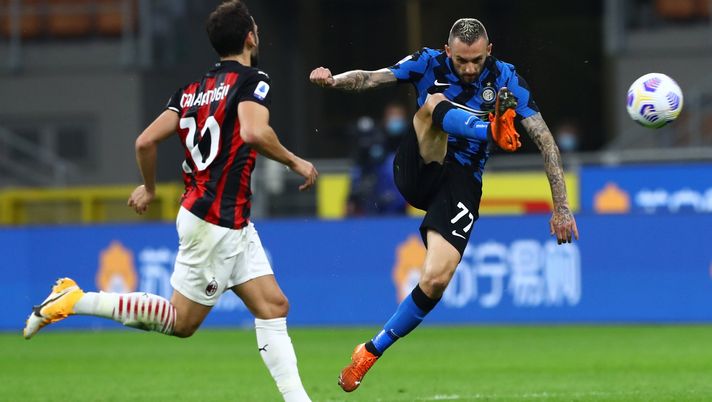 MILAN, ITALY - OCTOBER 17: Marcelo Brozovic (R) of FC Internazionale in action during the Serie A match between FC Internazionale and AC Milan at Stadio Giuseppe Meazza on October 17, 2020 in Milan, Italy. (Photo by Marco Luzzani/Getty Images) Il derby delle sorprese: dopo Calha all’Inter, il Milan “sonda” Brozovic - immagine 1