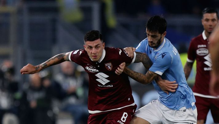 ROME, ITALY - OCTOBER 30:  Luis Alberto of SS Lazio competes for the ball with Daniele Baselli of Torino FC during the Serie A match between SS Lazio and Torino FC at Stadio Olimpico on October 30, 2019 in Rome, Italy.  (Photo by Paolo Bruno/Getty Images) 