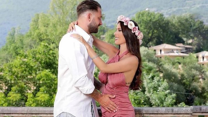 Lady Kragl: “Mio marito che bomber, incinta al primo tentativo. Non voglio copiare Belen per…” Lady Kragl: “Mio marito che bomber, incinta al primo tentativo. Non voglio copiare Belen per…”