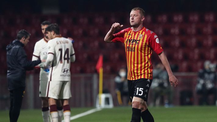 BENEVENTO, ITALY - FEBRUARY 21: Kamil Glik of Benevento Calcio looks dejected after being shown a red card during the Serie A match between Benevento Calcio and AS Roma at Stadio Ciro Vigorito on February 21, 2021 in Benevento, Italy. Sporting stadiums around Italy remain under strict restrictions due to the Coronavirus Pandemic as Government social distancing laws prohibit fans inside venues resulting in games being played behind closed doors. (Photo by Francesco Pecoraro/Getty Images) BENEVENTO, ITALY - FEBRUARY 21: Kamil Glik of Benevento Calcio looks dejected after being shown a red card during the Serie A match between Benevento Calcio and AS Roma at Stadio Ciro Vigorito on February 21, 2021 in Benevento, Italy. Sporting stadiums around Italy remain under strict restrictions due to the Coronavirus Pandemic as Government social distancing laws prohibit fans inside venues resulting in games being played behind closed doors. (Photo by Francesco Pecoraro/Getty Images)