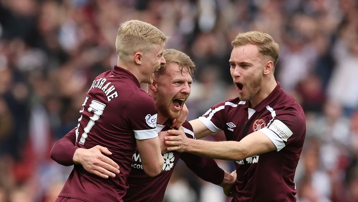GLASGOW, SCOTLAND - APRIL 16: Stephen Kingsley of Heart of Midlothian celebrates with teammates Alex Cochrane (L) and Nathaniel Atkinson (R) after scoring their team's second goal during the Scottish Cup Semi Final match between Heart Of Midlothian FC and Hibernian FC at Hampden Park on April 16, 2022 in Glasgow, Scotland. (Photo by Ian MacNicol/Getty Images) L’Heart of Midlothian: tanto cuore, passione, agonismo e poca tecnica - immagine 1