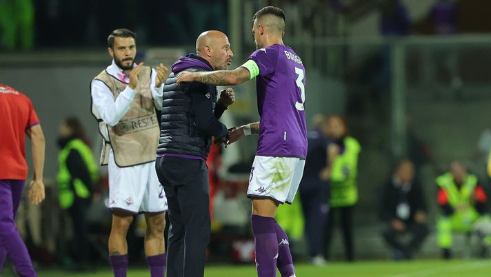 FLORENCE, ITALY - OCTOBER 13: Cristiano Biraghi and manager Vincenzo Italiano of ACF Fiorentina celebrate after a goal during the UEFA Europa Conference League group A match between ACF Fiorentina and Heart of Midlothian at Stadio Artemio Franchi on October 13, 2022 in Florence, Italy. (Photo by Gabriele Maltinti/Getty Images) Giorgetti: “Fiorentina sempre sul filo, stasera è importante per tre motivi” - immagine 1