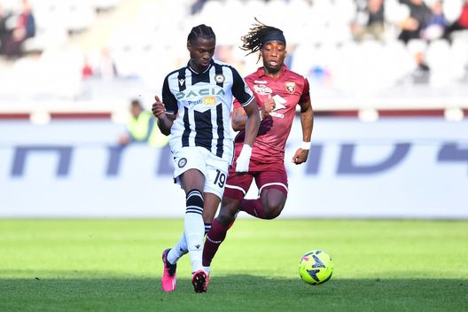 TURIN, ITALY - FEBRUARY 05: Kingsley Ehizibue of Udinese Calcio is challenged by Yann Karamoh of Torino FC during the Serie A match between Torino FC and Udinese Calcio at Stadio Olimpico di Torino on February 05, 2023 in Turin, Italy. (Photo by Valerio Pennicino/Getty Images)