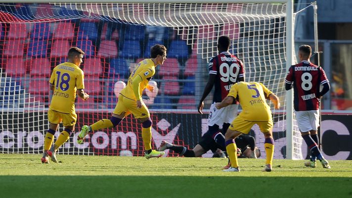 BOLOGNA, ITALY - DECEMBER 05: Dusan Vlahovic of ACF Fiorentina celebrates after scoring his team's third goal from the penalty spot during the Serie A match between Bologna FC v ACF Fiorentina at Stadio Renato Dall'Ara on December 05, 2021 in Bologna, Italy. (Photo by Mario Carlini / Iguana Press/Getty Images) Pagelle Bologna – Fiorentina 2-3: soliti noti e nuovi volti tra i bonus – Voti Fantacalcio - immagine 1