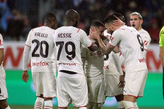 L'esultanza dei rossoneri per il gol di Ismaël Bennacer in Cagliari-Milan 0-1 (Serie A 2021-2022) | AC Milan News (Getty Images) L'esultanza dei rossoneri per il gol di Ismaël Bennacer in Cagliari-Milan 0-1 (Serie A 2021-2022) | AC Milan News (Getty Images)