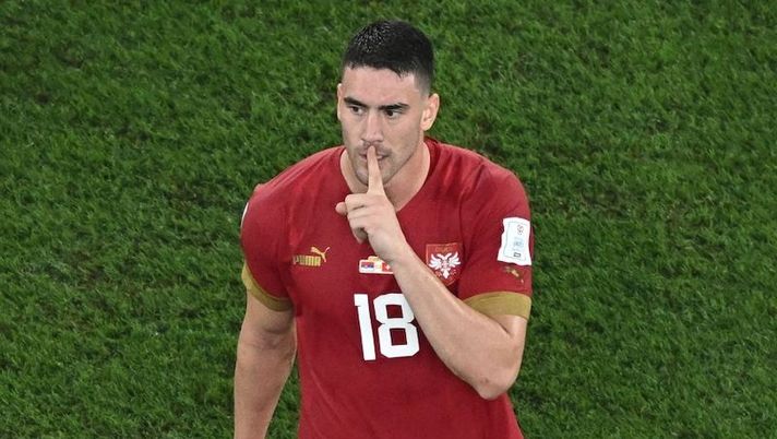 Serbia's forward #18 Dusan Vlahovic celebrates after scoring his team's second goal during the Qatar 2022 World Cup Group G football match between Serbia and Switzerland at Stadium 974 in Doha on December 2, 2022. (Photo by MANAN VATSYAYANA / AFP) (Photo by MANAN VATSYAYANA/AFP via Getty Images) Juve, Vlahovic verrà rivalutato alla Continassa: cosa filtra sulle sue condizioni - immagine 1