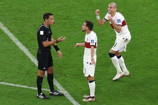 DOHA, QATAR - DECEMBER 10: Ricardo Horta and Pepe of Portugal argue with referee Facundo Tello during the FIFA World Cup Qatar 2022 quarter final match between Morocco and Portugal at Al Thumama Stadium on December 10, 2022 in Doha, Qatar. (Photo by Alex Grimm/Getty Images) Furia Portogallo, Pepe: “Ci hanno mandato un argentino, inaccettabile”. Bruno Fernandes: “Si Fo***no” - immagine 1