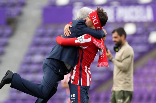 VALLADOLID, SPAIN - MAY 22: Joao Felix of Atletico de Madrid and Enrique Cerezo, President of Atletico de Madrid celebrate winning the La Liga Santander title after victory in the La Liga Santander match between Real Valladolid CF and Atletico de Madrid at Estadio Municipal Jose Zorrilla on May 22, 2021 in Valladolid, Spain. Sporting stadiums around Spain remain under strict restrictions due to the Coronavirus Pandemic as Government social distancing laws prohibit fans inside venues resulting in games being played behind closed doors (Photo by Angel Martinez/Getty Images) Joao Felix, che fatica in Spagna: “Ora sono a mio agio ma non è stato facile adattarmi all’Atletico” - immagine 1