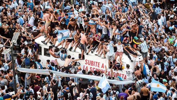 BUENOS AIRES, ARGENTINA - DECEMBER 18: Fans of Argentina celebrate the FIFA World Cup Qatar 2022 win against France on December 18, 2022 in Buenos Aires, Argentina. (Photo by Marcelo Endelli/Getty Images) IL PAPA E LA FINALE IN TV