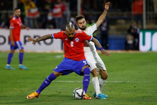(Photo by Alberto Valdez - Pool/Getty Images) Cile, Arturo Vidal fa decidere i tifosi: “Vado avanti con la Nazionale oppure no?”- immagine 3