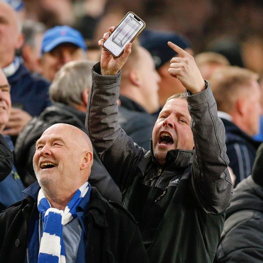 Tottenham ko, tifoso del Leicester prende in giro gli Spurs con la foto della bacheca dei trofei vuota- immagine 2