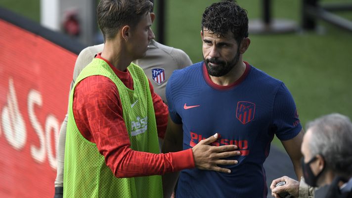 VIGO, SPAIN - OCTOBER 17: Diego Costa of Atletico de Madrid reacts with an injury during the La Liga Santander match between RC Celta and Atletico de Madrid at Abanca-Balaídos on October 17, 2020 in Vigo, Spain. Football Stadiums around Europe remain empty due to the Coronavirus Pandemic as Government social distancing laws prohibit fans inside venues resulting in fixtures being played behind closed doors. (Photo by Octavio Passos/Getty Images) VIGO, SPAIN - OCTOBER 17: Diego Costa of Atletico de Madrid reacts with an injury during the La Liga Santander match between RC Celta and Atletico de Madrid at Abanca-Balaídos on October 17, 2020 in Vigo, Spain. Football Stadiums around Europe remain empty due to the Coronavirus Pandemic as Government social distancing laws prohibit fans inside venues resulting in fixtures being played behind closed doors. (Photo by Octavio Passos/Getty Images)