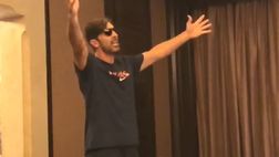 VIDEO / Buffon, meglio in porta che su un palco: ecco la dedica ai compagni del PSG