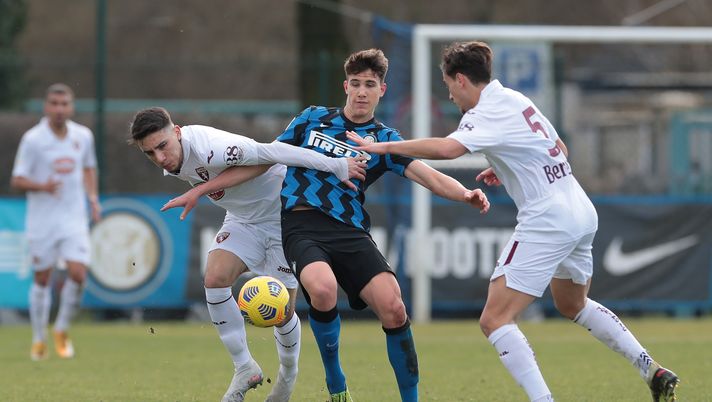 MILAN, ITALY - JANUARY 23: Cesare Casadei of FC Internazionale competes for the ball during the Primavera 1 TIM match between FC Internazionale U19 and Torino FC U19 at Suning Youth Development Centre in memory of Giacinto Facchetti on January 23, 2021 in Milan, Italy. (Photo by Emilio Andreoli - Inter/Inter via Getty Images) MILAN, ITALY - JANUARY 23: Cesare Casadei of FC Internazionale competes for the ball during the Primavera 1 TIM match between FC Internazionale U19 and Torino FC U19 at Suning Youth Development Centre in memory of Giacinto Facchetti on January 23, 2021 in Milan, Italy. (Photo by Emilio Andreoli - Inter/Inter via Getty Images)
