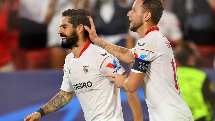 SEVILLE, SPAIN - OCTOBER 25: Isco celebrates with Ivan Rakitic of Sevilla FC after scoring their team's second goal during the UEFA Champions League group G match between Sevilla FC and FC Copenhagen at Estadio Ramon Sanchez Pizjuan on October 25, 2022 in Seville, Spain. (Photo by Fran Santiago/Getty Images) Isco