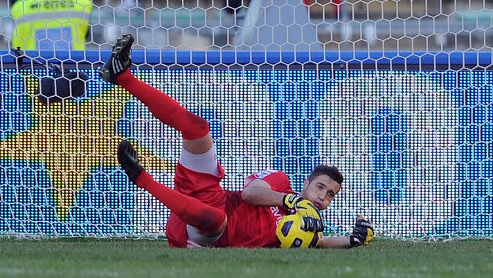 BARI, ITALY - NOVEMBER 14:  Antonio Mirante of Parma in action during the Serie A match between Bari and Parma at Stadio San Nicola on November 14, 2010 in Bari, Italy.  (Photo by Giuseppe Bellini/Getty Images) 