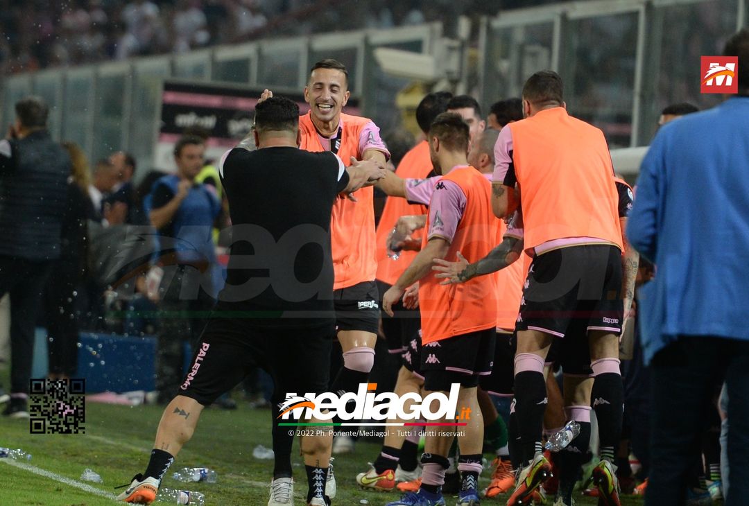 FOTO Palermo in Serie B, i festeggiamenti dei rosanero al Renzo Barbera (Gallery) - immagine 6