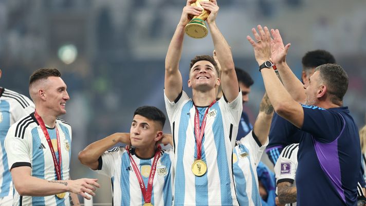 LUSAIL CITY, QATAR - DECEMBER 18: Julian Alvarez of Argentina celebrates with The FIFA World Cup Qatar 2022 Winner's Trophy after winning the FIFA World Cup Qatar 2022 Final match between Argentina and France at Lusail Stadium on December 18, 2022 in Lusail City, Qatar. (Photo by Julian Finney/Getty Images) Julian Alvarez nella top 11 del Mondiale: “Snobbato in fretta dalle italiane” - immagine 1