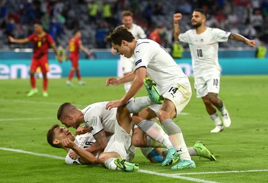 MUNICH, GERMANY - JULY 02: Nicolo Barella of Italy celebrates with Marco Verratti and Federico Chiesa after scoring their side's first goal during the UEFA Euro 2020 Championship Quarter-final match between Belgium and Italy at Football Arena Munich on July 02, 2021 in Munich, Germany. (Photo by Christof Stache - Pool/Getty Images) MUNICH, GERMANY - JULY 02: Nicolo Barella of Italy celebrates with Marco Verratti and Federico Chiesa after scoring their side's first goal during the UEFA Euro 2020 Championship Quarter-final match between Belgium and Italy at Football Arena Munich on July 02, 2021 in Munich, Germany. (Photo by Christof Stache - Pool/Getty Images)