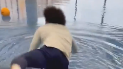 Maddison che combini? Spinge il compagno in piscina… vestito (VIDEO)