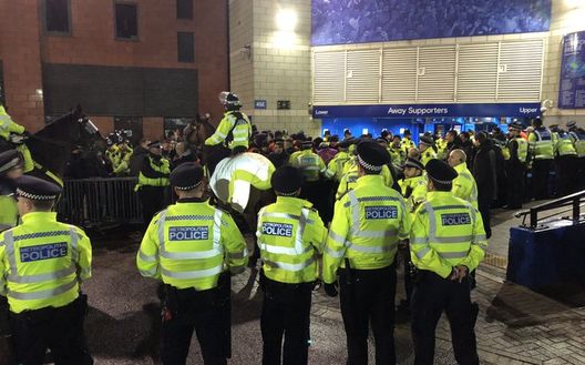 Tensioni fra i poliziotti e i tifosi del Bayern Tensioni fra i poliziotti e i tifosi del Bayern