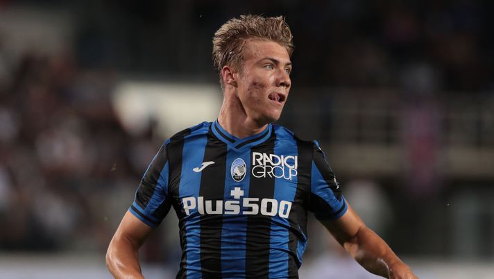 BERGAMO, ITALY - OCTOBER 02: Rasmus Hojlund of Atalanta BC looks on during the Serie A match between Atalanta BC and ACF Fiorentina at Gewiss Stadium on October 02, 2022 in Bergamo, Italy. (Photo by Emilio Andreoli/Getty Images) Atalanta, buoni segnali da Hojlund in amichevole e Lookman è già super - immagine 1