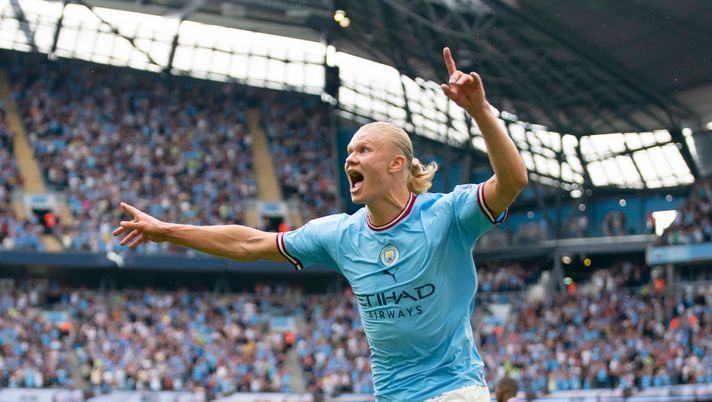 MANCHESTER, ENGLAND - AUGUST 27: Erling Haaland of Manchester City celebrates their sides third goal during the Premier League match between Manchester City and Crystal Palace at Etihad Stadium on August 27, 2022 in Manchester, England. (Photo by Lynne Cameron - Manchester City/Manchester City FC via Getty Images) Haaland: “Segnare è il mio lavoro, mi hanno acquistato per questo. Non dobbiamo prendere gol nei primi minuti” - immagine 1