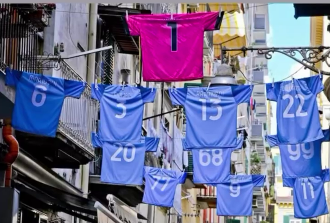 FOTO Rrahmani si gode i preparativi dei festeggiamenti per lo Scudetto - immagine 4