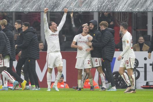 MILAN, ITALY - JANUARY 08: Andrea Belotti of AS Roma celebrates after goal scored by Tammy Abraham during the Serie A match between AC Milan and AS Roma at Stadio Giuseppe Meazza on January 08, 2023 in Milan, Italy. (Photo by Fabio Rossi/AS Roma via Getty Images) Fiorentina, il caso attaccanti: dubbi sulle punte. Si monitora un centravanti- immagine 2