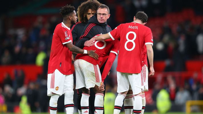 MANCHESTER, ENGLAND - FEBRUARY 04: Manchester United manager Ralf Rangnick and Bruno Fernandes console Anthony Elanga after he missed his penalty in the shoot out during the Emirates FA Cup Fourth Round match between Manchester United and Middlesbrough at Old Trafford on February 04, 2022 in Manchester, England. (Photo by Alex Livesey/Getty Images) United, Elanga vittima di abusi razzisti dopo il rigore sbagliato - immagine 1