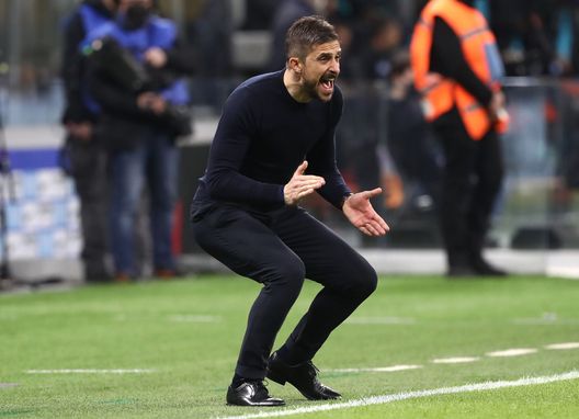MILAN, ITALY - FEBRUARY 20: US Sassuolo coach Alessio Dionisi shouts to his players during the Serie A match between FC Internazionale and US Sassuolo at Stadio Giuseppe Meazza on February 20, 2022 in Milan, Italy. (Photo by Marco Luzzani/Getty Images) MILAN, ITALY - FEBRUARY 20: US Sassuolo coach Alessio Dionisi shouts to his players during the Serie A match between FC Internazionale and US Sassuolo at Stadio Giuseppe Meazza on February 20, 2022 in Milan, Italy. (Photo by Marco Luzzani/Getty Images)
