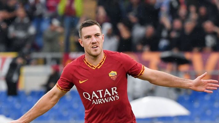 AS Roma's French midfielder Jordan Veretout celebrates after scoring a goal during the Italian Serie A football match between AS Roma and Napoli at the Olympic stadium in Rome, on November 2, 2019. (Photo by Tiziana FABI / AFP) (Photo by TIZIANA FABI/AFP via Getty Images) Da schierare anche in trasferta: su chi puntare tra chi gioca fuori casa - immagine 1